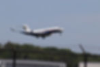 Bild på flygplan som är på väg att landa